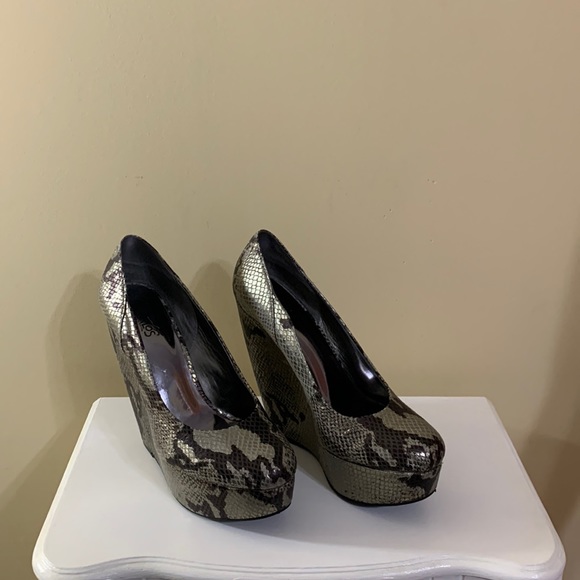 👠 Carlos by Carlos Santana snake
print wedges👠 - Picture 2 of 7